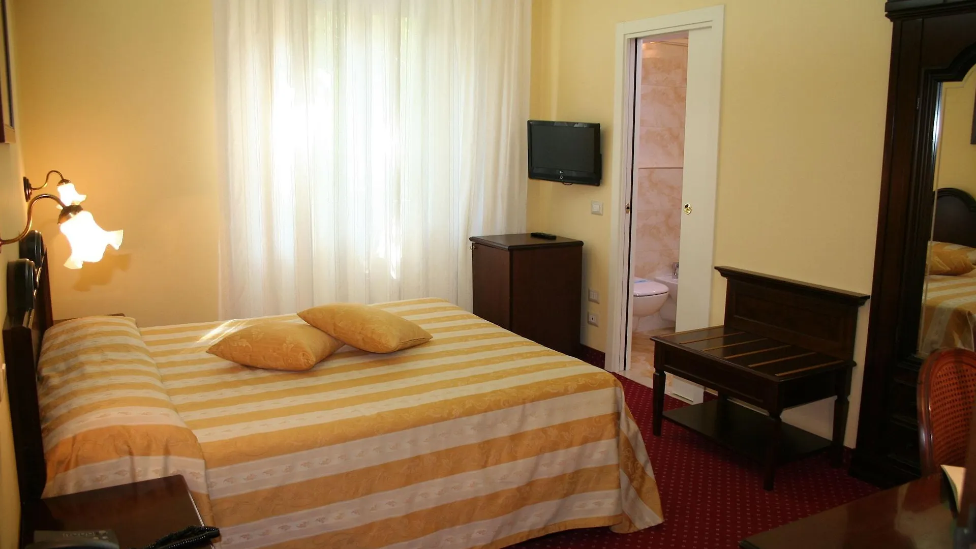 Hotel Milano Helvetia - In Centro Con Piscina Riccione
